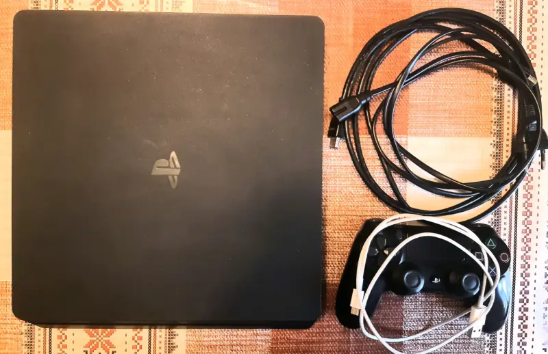 PlayStation 4 Slim 500GB + Caja + 4 Juegos - 1