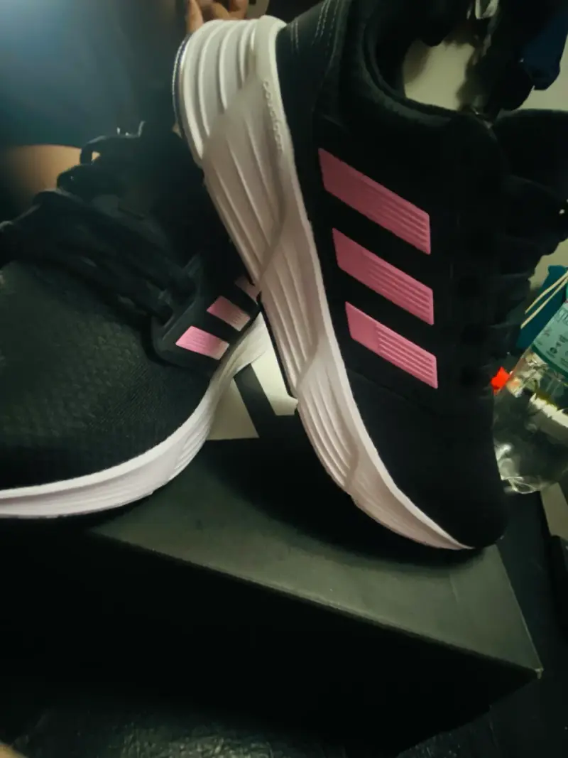 Zapatillas adidas negras con detalles rosados - 1