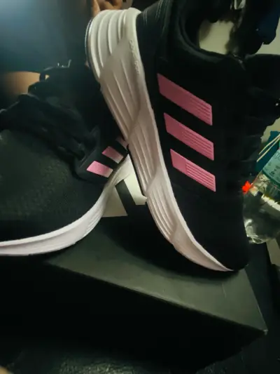 Zapatillas  adidas negras con detalles rosados - miniatura 1