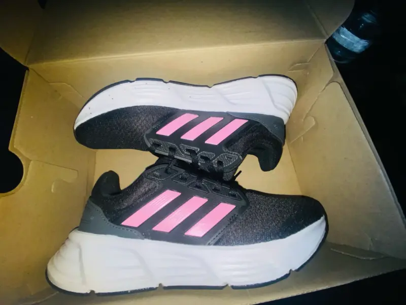 Zapatillas adidas negras con detalles rosados - 2