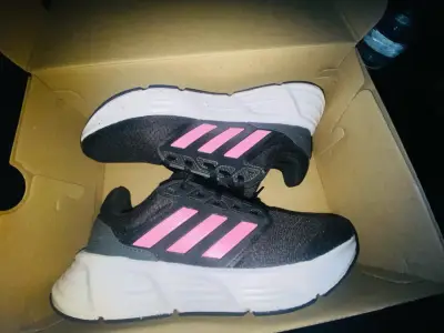 Zapatillas  adidas negras con detalles rosados - miniatura 2