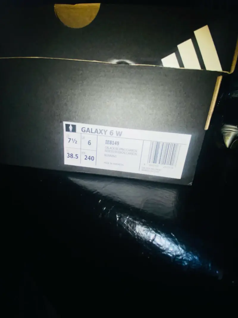 Zapatillas adidas negras con detalles rosados - 3