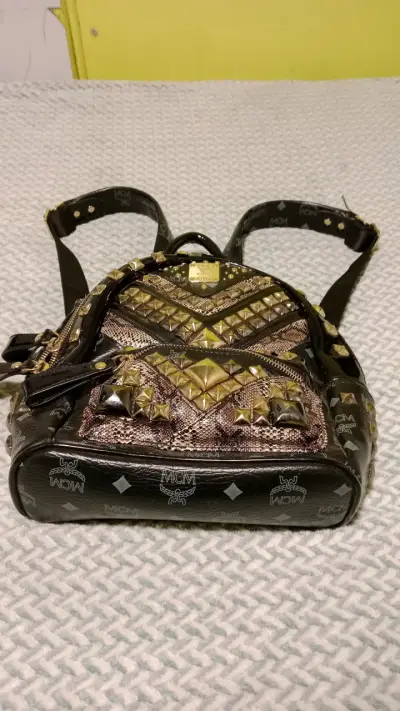 Mochila MCM negra con tachuelas doradas - miniatura 1