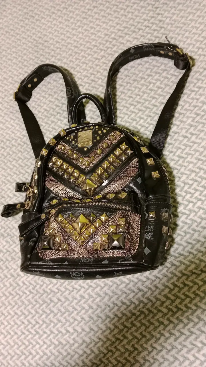 Mochila MCM negra con tachuelas doradas - 2