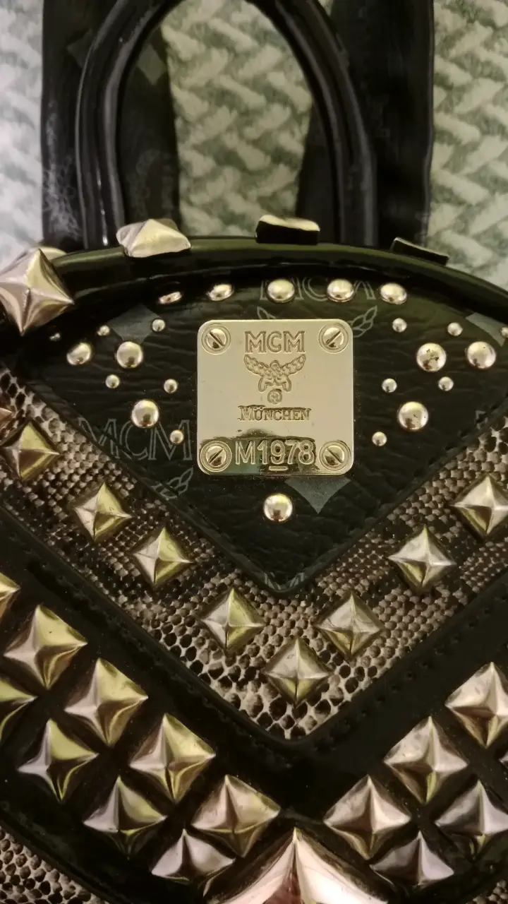 Mochila MCM negra con tachuelas doradas - 3