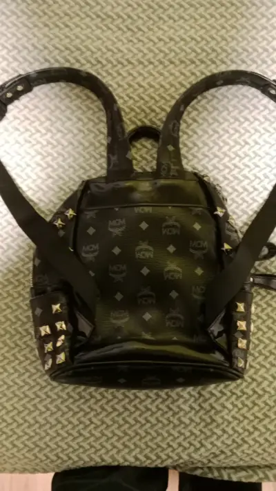 Mochila MCM negra con tachuelas doradas - miniatura 4