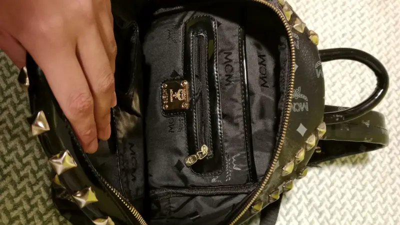 Mochila MCM negra con tachuelas doradas - 5
