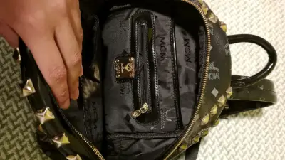 Mochila MCM negra con tachuelas doradas - miniatura 5