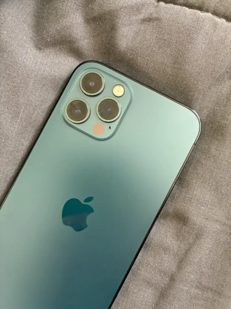 iPhone 12 Pro en buen estado color azul - 2