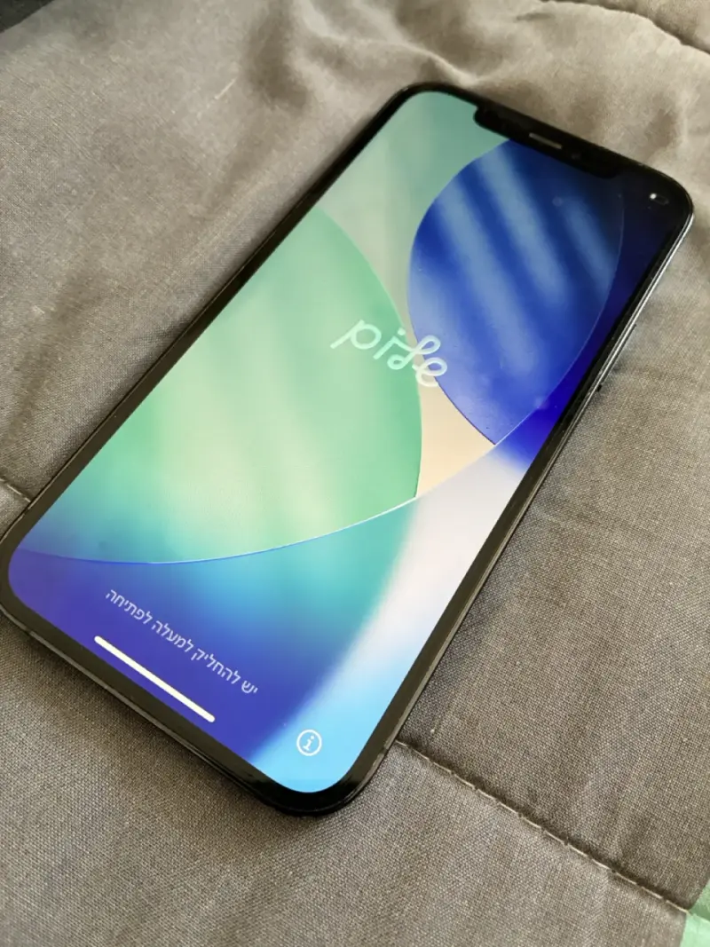 iPhone 12 Pro en buen estado color azul - 3