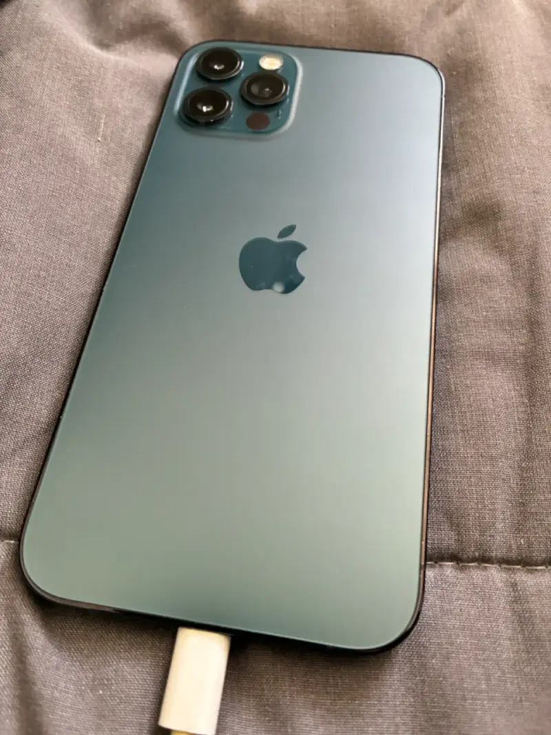 iPhone 12 Pro en buen estado color azul - 5