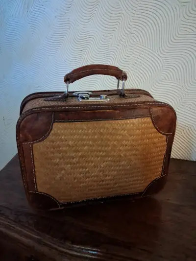 Maletín vintage de mimbre y cuero - miniatura 1