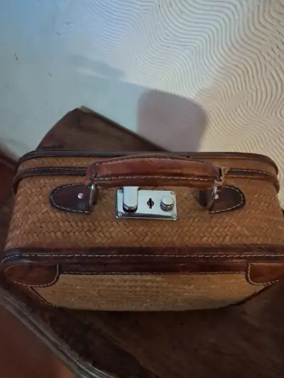 Maletín vintage de mimbre y cuero - miniatura 2