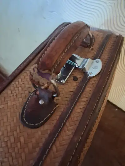 Maletín vintage de mimbre y cuero - miniatura 3