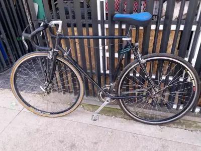 Bicicleta de Ruta Vintage Negra con Asiento Azul - miniatura 1