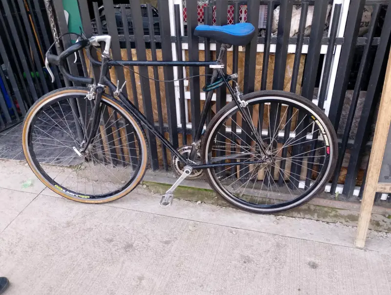 Bicicleta de Ruta Vintage Negra con Asiento Azul - 2