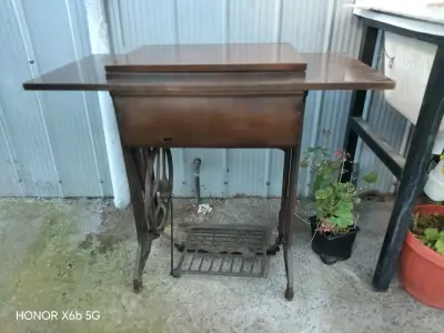 Máquina de Coser Antigua con Mesa de Madera - miniatura 1