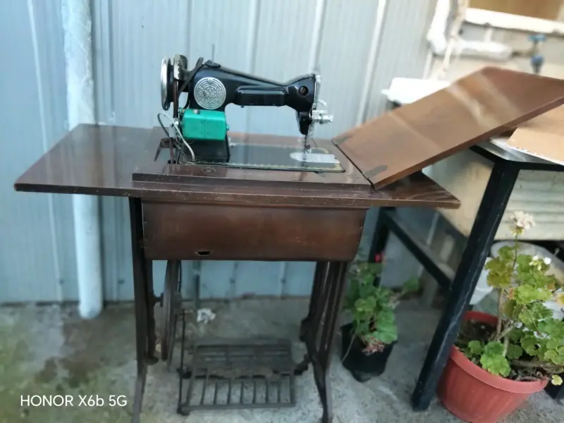 Máquina de Coser Antigua con Mesa de Madera - 2
