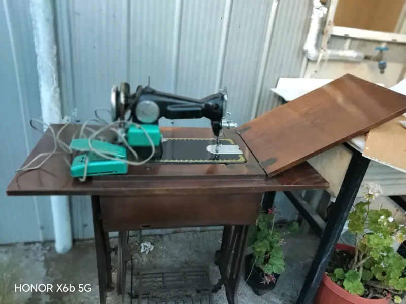 Máquina de Coser Antigua con Mesa de Madera - 3