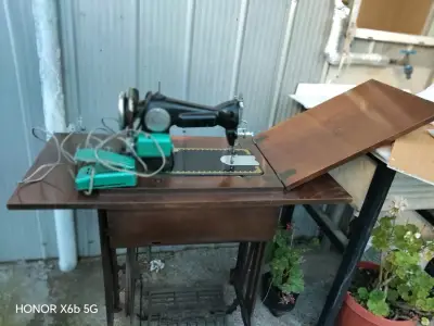 Máquina de Coser Antigua con Mesa de Madera - miniatura 3