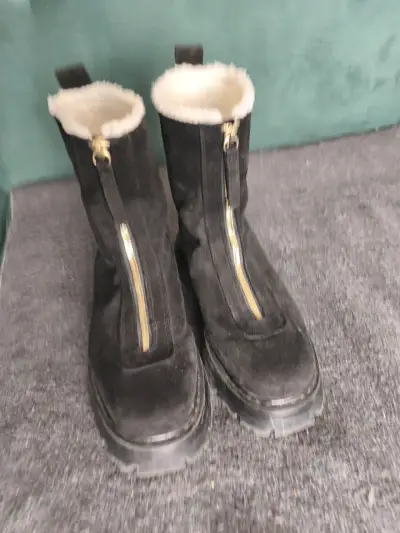 Botas negras con cierre y forro interior - miniatura 1