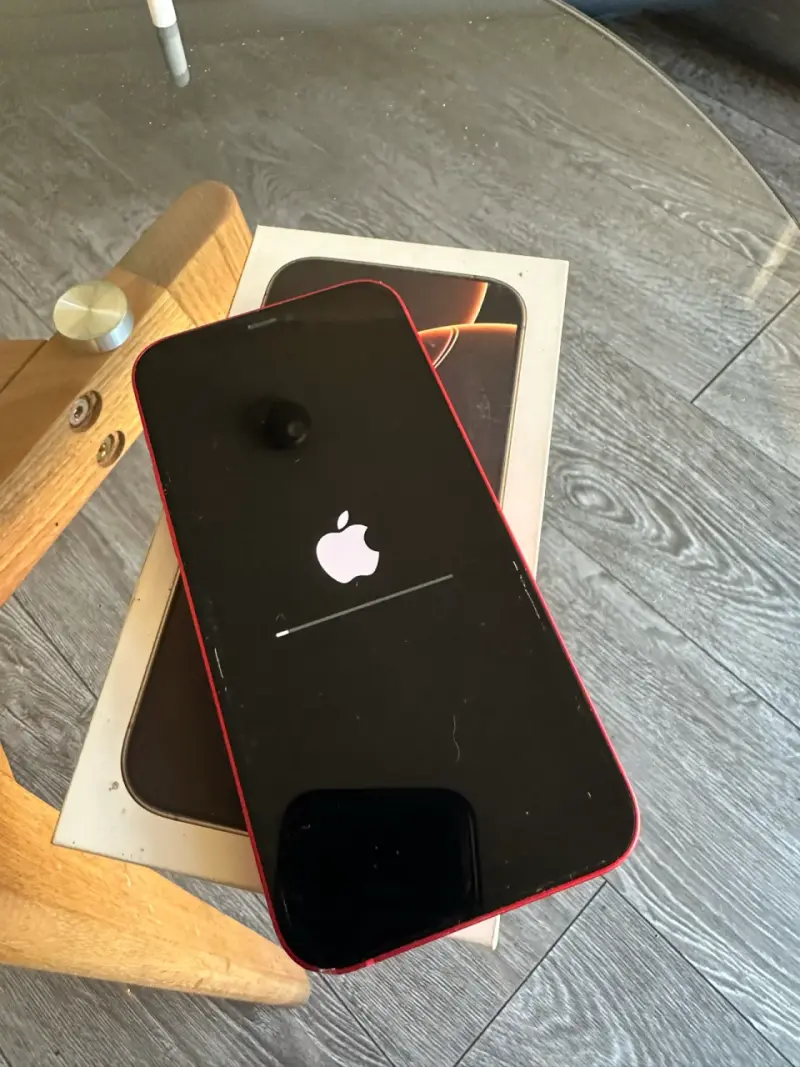 iPhone 12 rojo en buen estado - 1