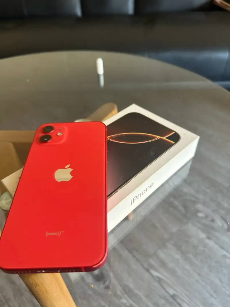 iPhone 12 rojo en buen estado - 2