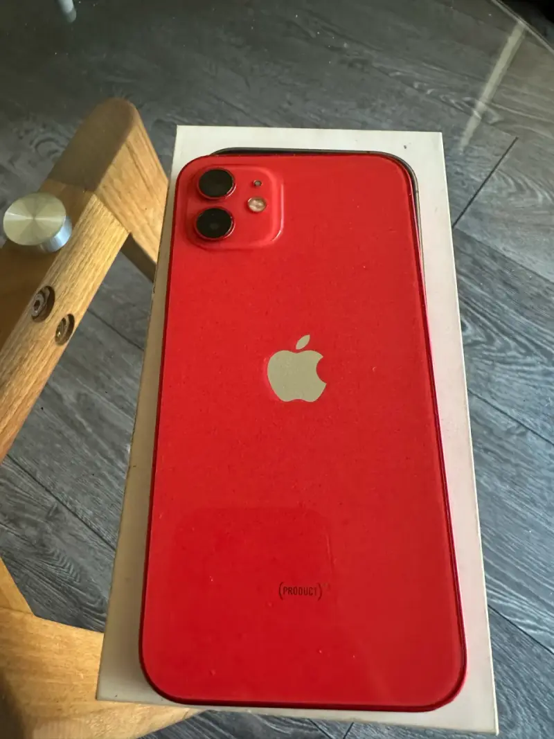 iPhone 12 rojo en buen estado - 3