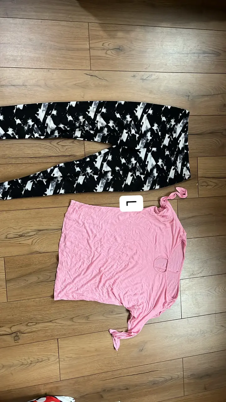 Conjunto de ropa variada para mujer en diferentes tallas - 3