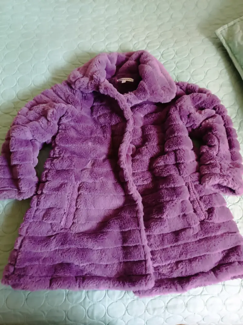 Abrigo de peluche morado para mujer