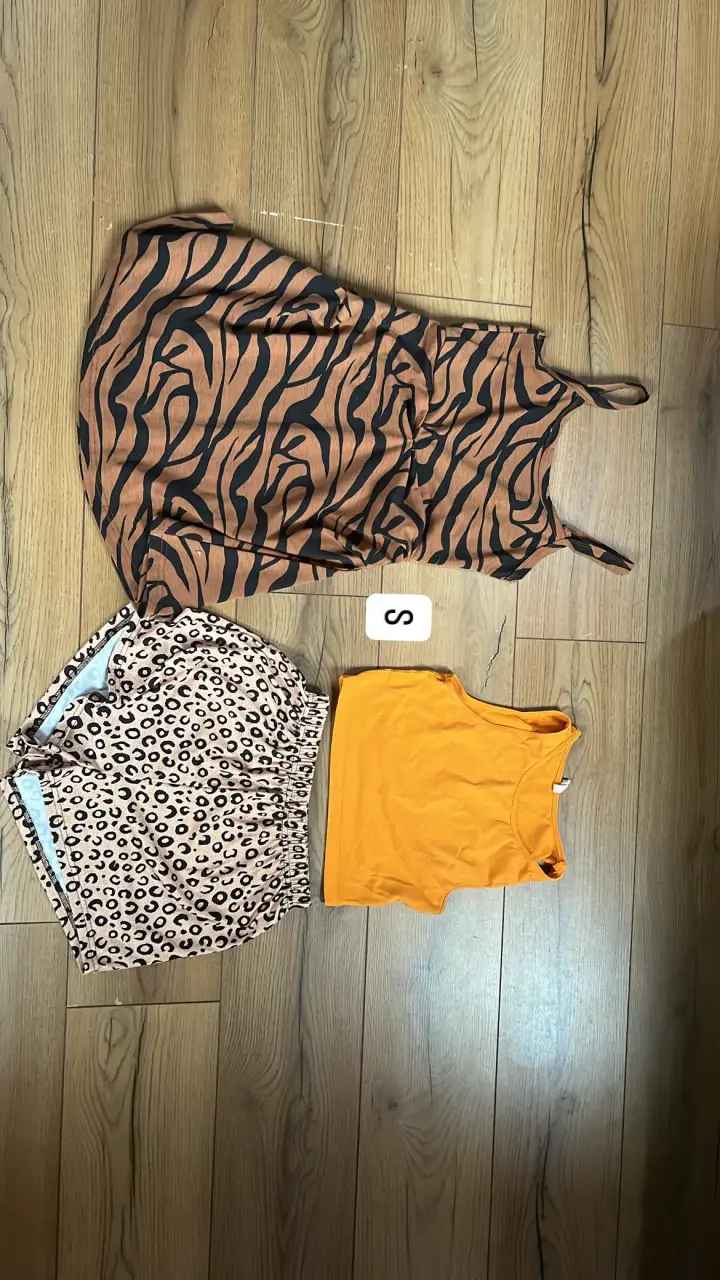 Lote de ropa variada para mujer en diferentes tallas - 1