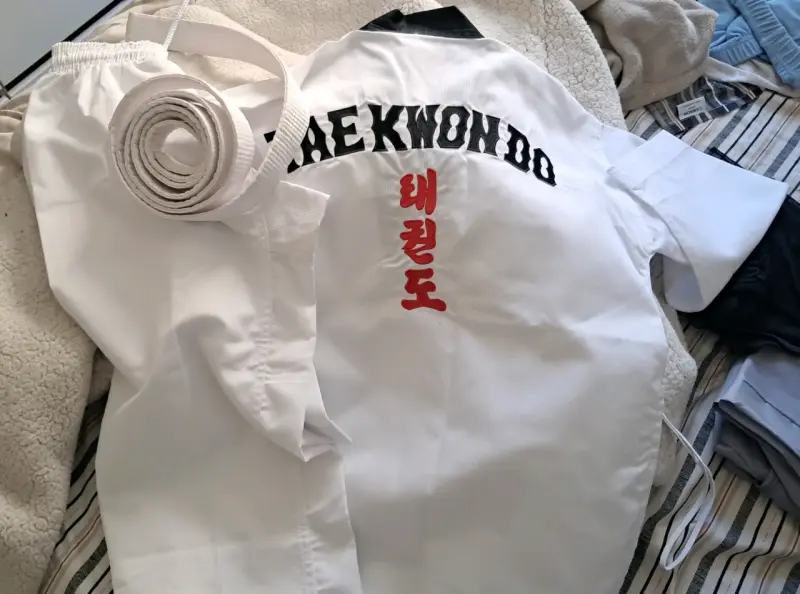 Dobok de Taekwondo con cinturón blanco - 1