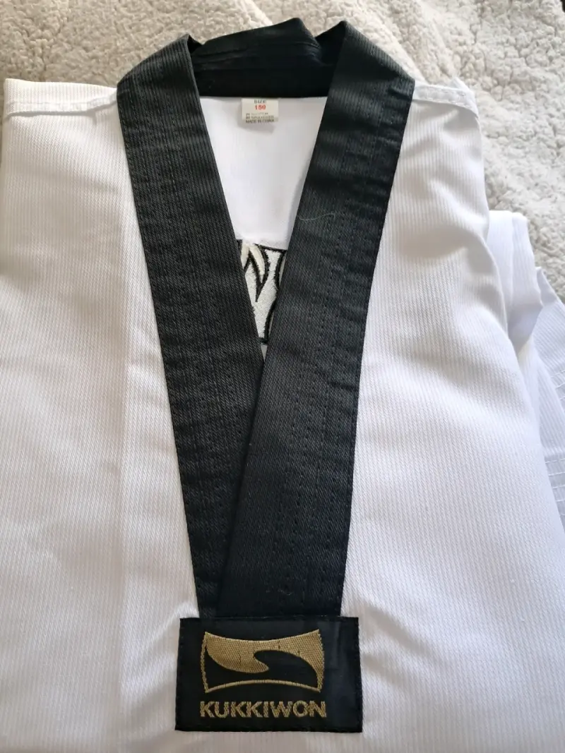 Dobok de Taekwondo con cinturón blanco - 2
