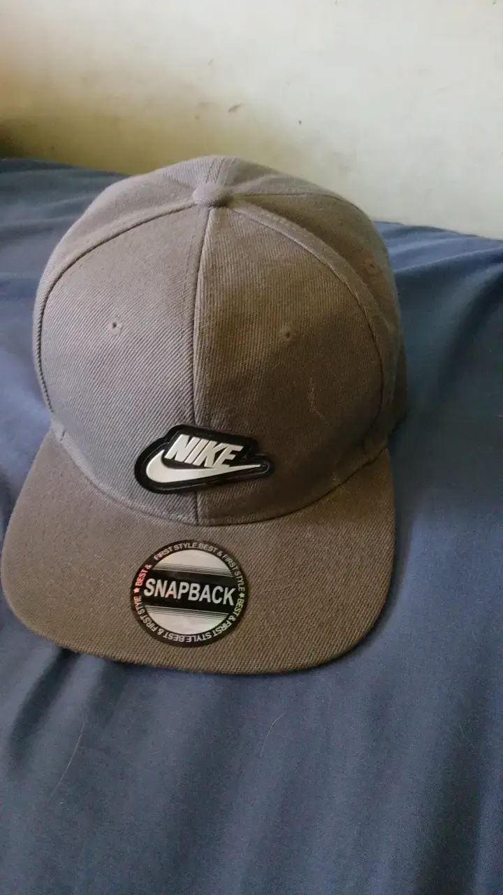 Gorra Snapback Nike Gris