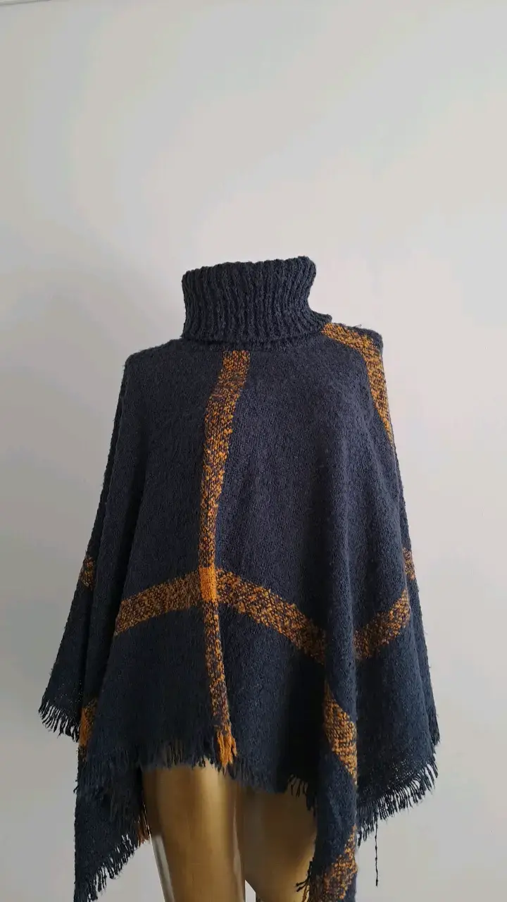 Poncho de lana azul con cuello alto - 1