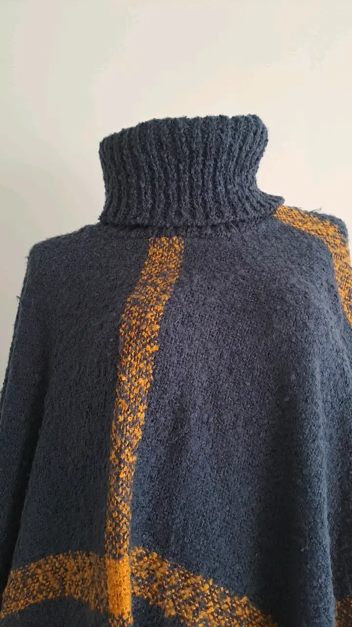 Poncho de lana azul con cuello alto - 2