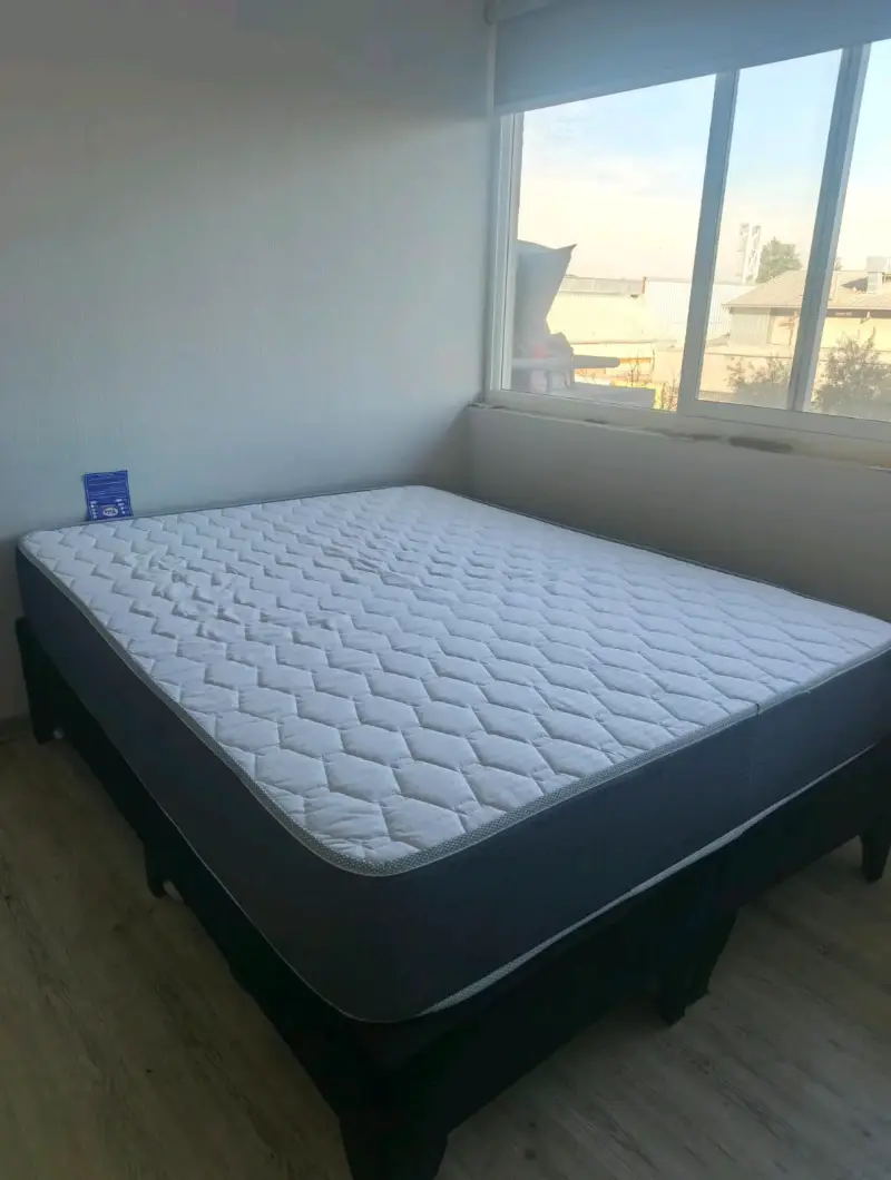 Cama matrimonial con colchón ortopédico en buen estado - 1