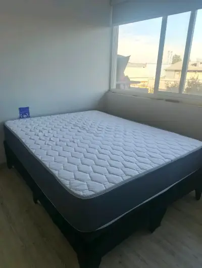 Cama matrimonial con colchón ortopédico en buen estado - miniatura 1