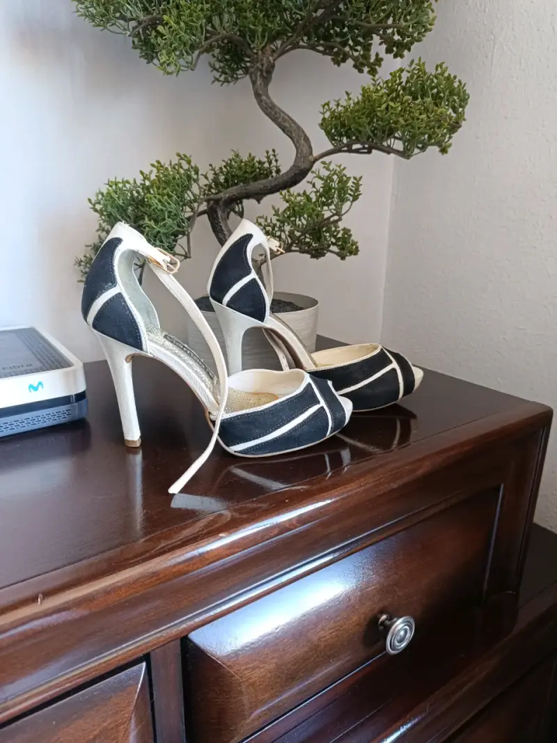 Sandalias de Tacón Blanco y Negro Menbur - 2