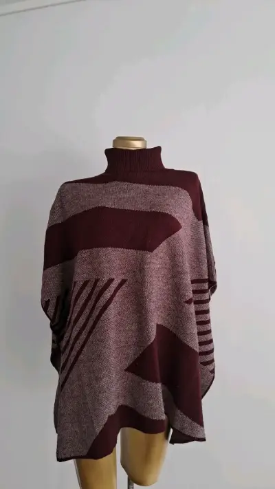 Poncho de lana burdeos con cuello alto - miniatura 1
