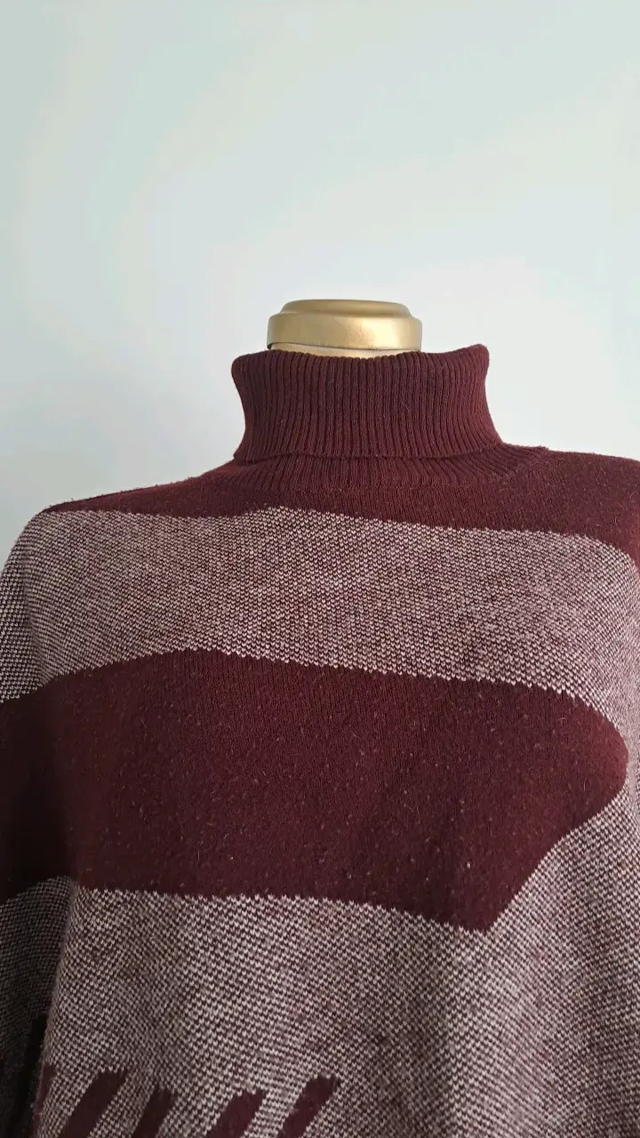 Poncho de lana burdeos con cuello alto - 2
