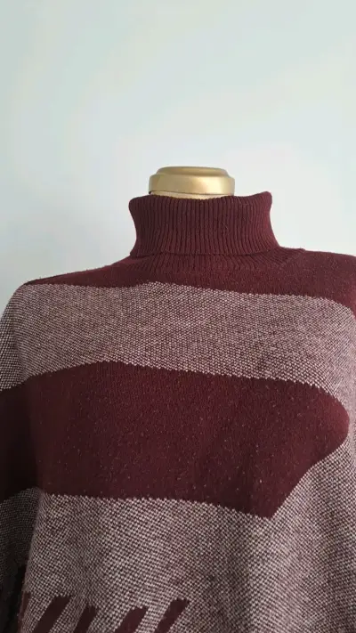 Poncho de lana burdeos con cuello alto - miniatura 2