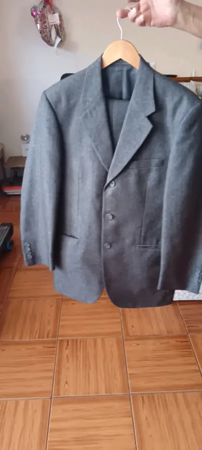 Traje gris para hombre en buen estado - miniatura 1
