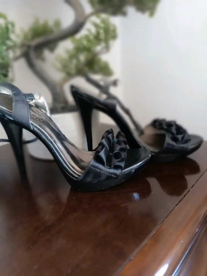 Tacones altos negros con detalles de lazo - 1