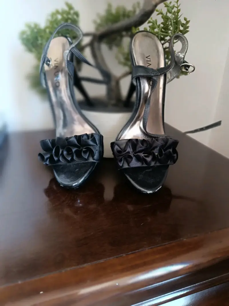 Tacones altos negros con detalles de lazo - 3