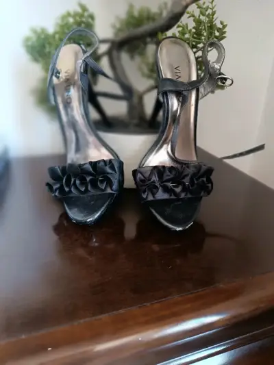 Tacones altos negros con detalles de lazo - miniatura 3