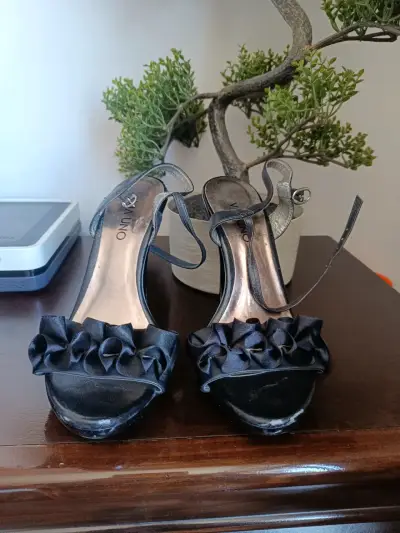 Tacones altos negros con detalles de lazo - miniatura 4