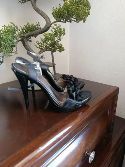 Tacones altos negros con detalles de lazo - miniatura 5