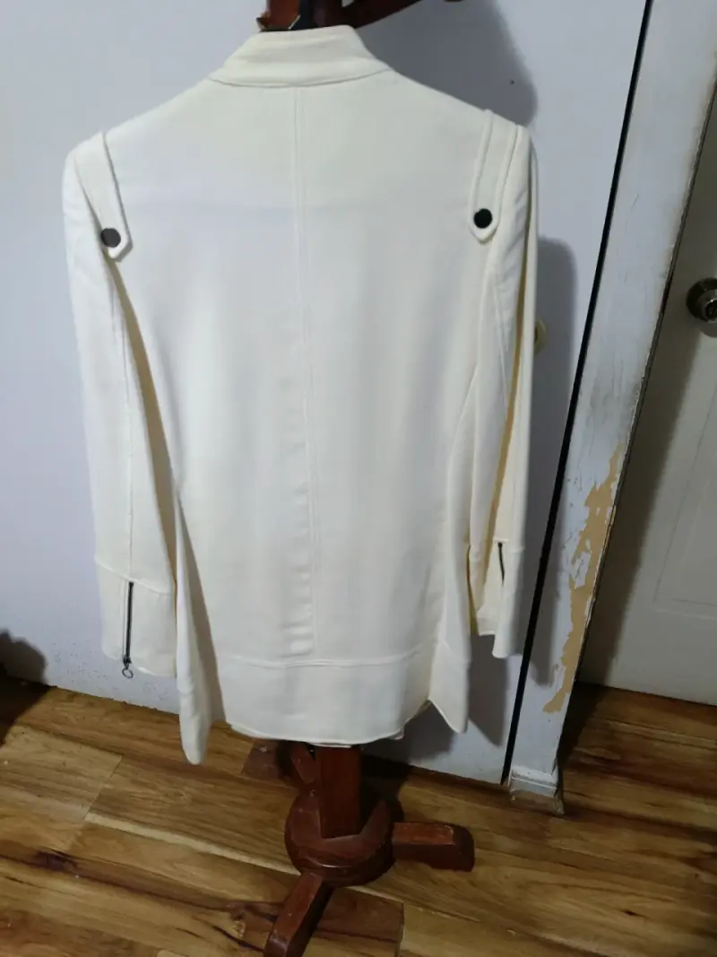 Abrigo blanco con cierre y cuello alto - 2
