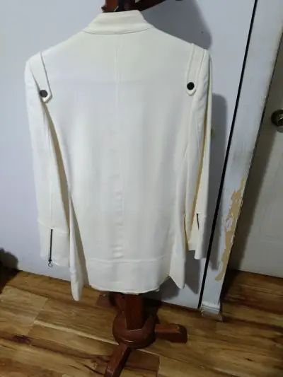Abrigo blanco con cierre y cuello alto - miniatura 2